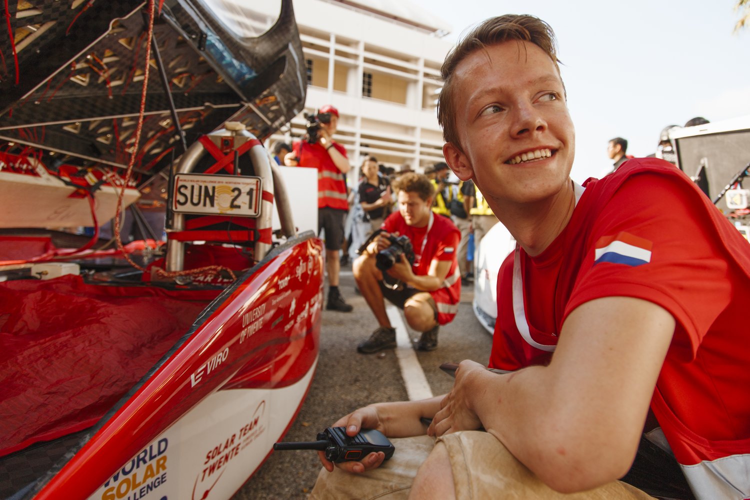 Rob Kräwinkel (writer of the article) with the solar car at the start of the World Solar Challenge, photo by Martina Ketelaar