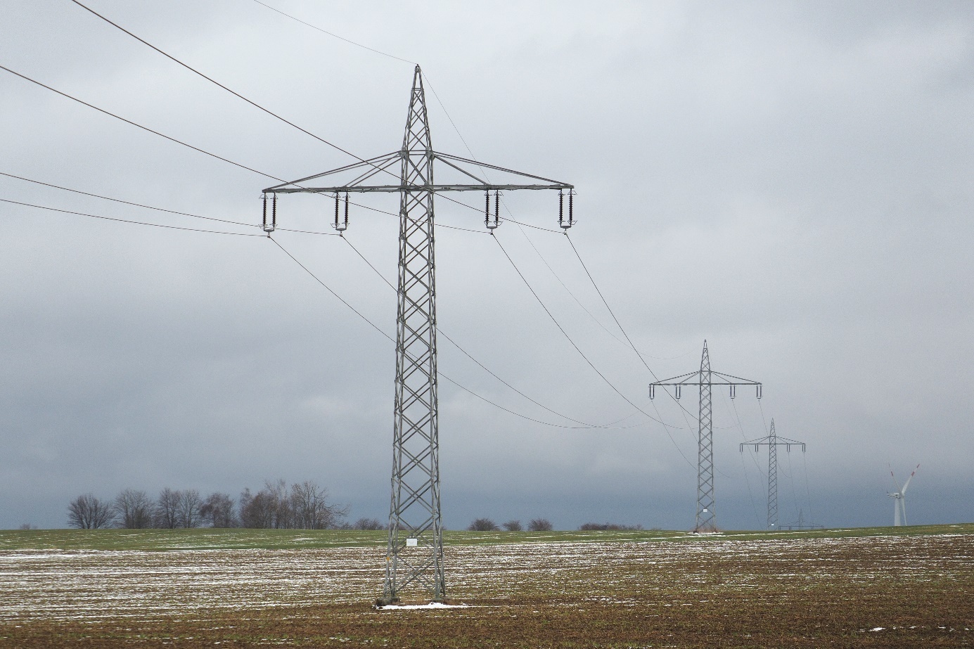 Figure 1: Single-phase railroad transmission grid in Germany. Do you notice that there are two conductors hanging together at both ends, instead of three as is common in the public power grid?